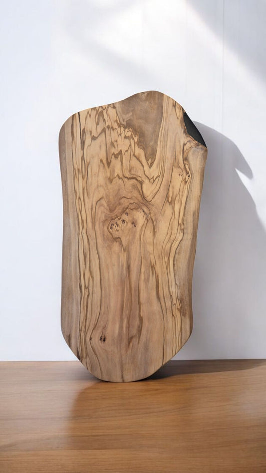 Planche à découper en bois d’olivier et epoxy