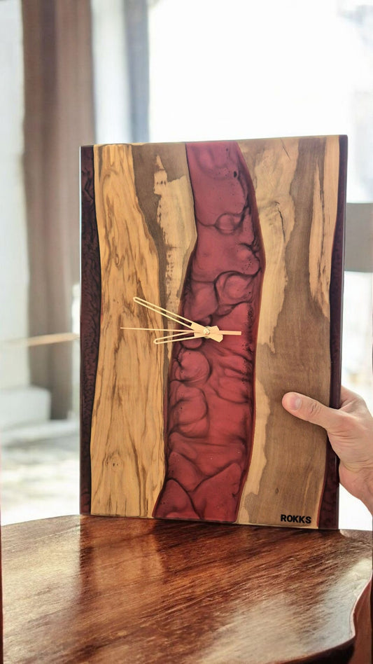 Horloge murale bois d'olivier et resine epoxy bordeaux mica