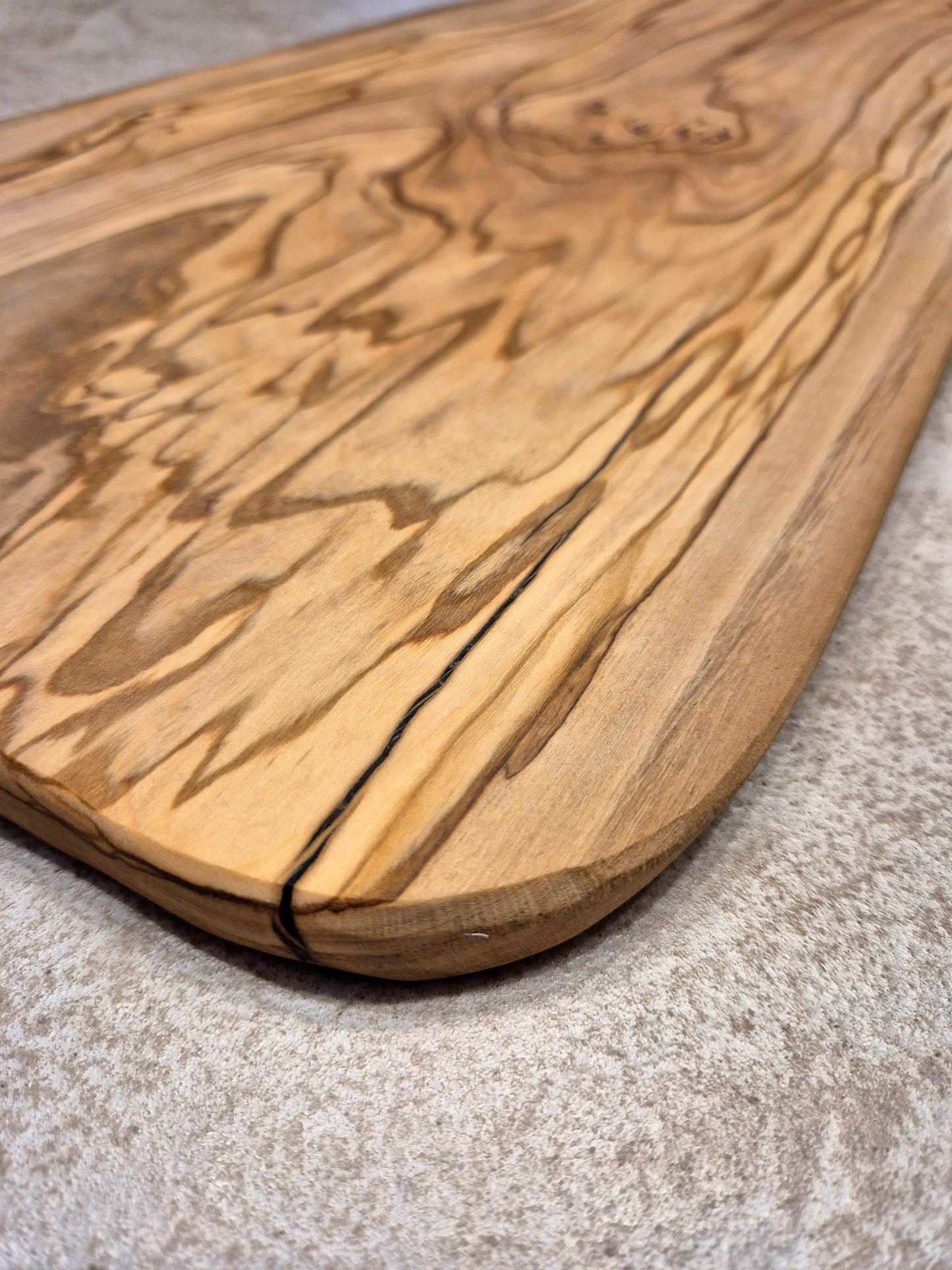 Planche à découper en bois d’olivier et epoxy