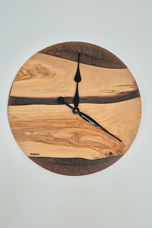 Horloge murale en bois d’olivier et résine brune mica