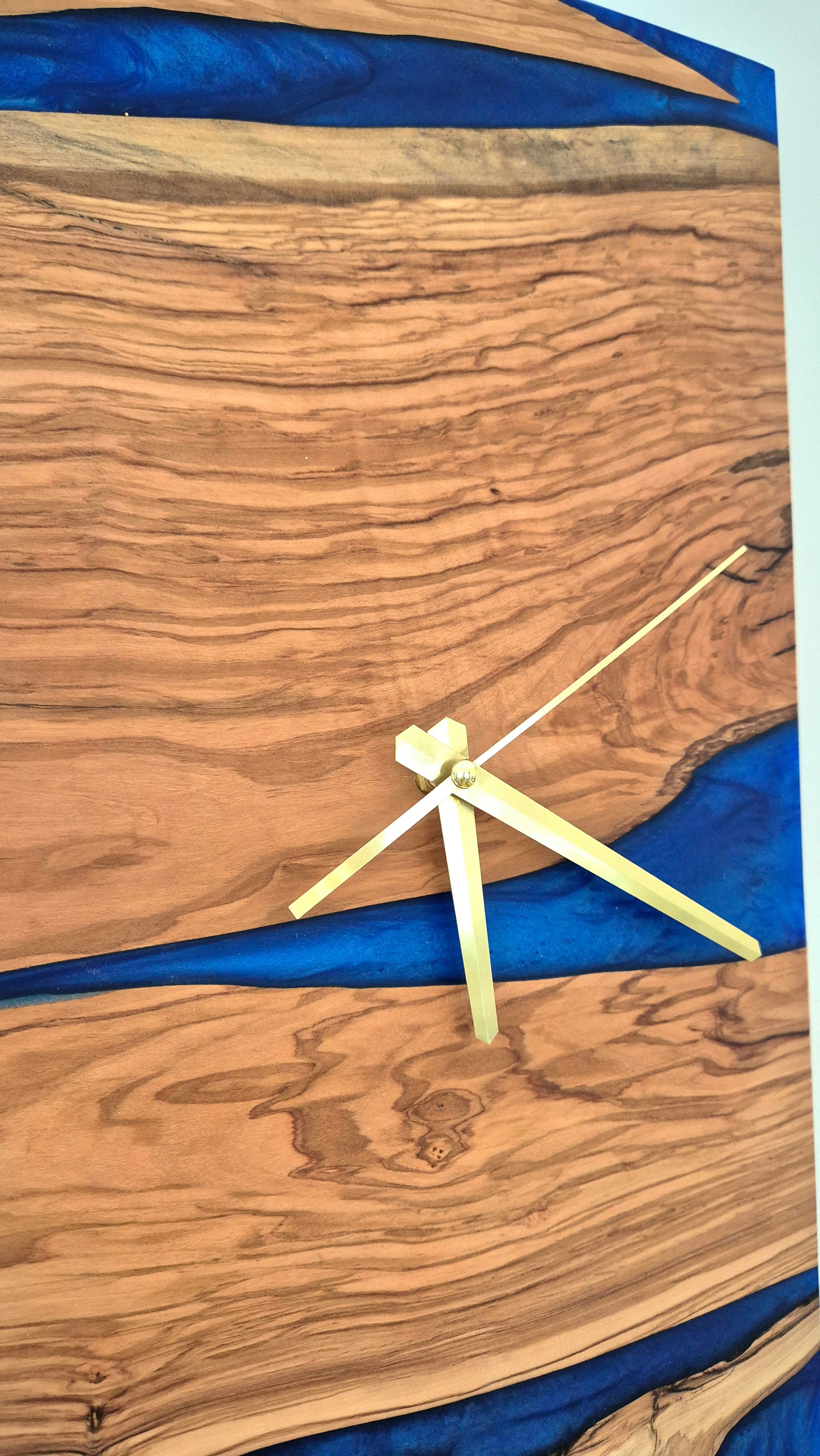 Horloge bois d'olivier et resine epoxy bleu