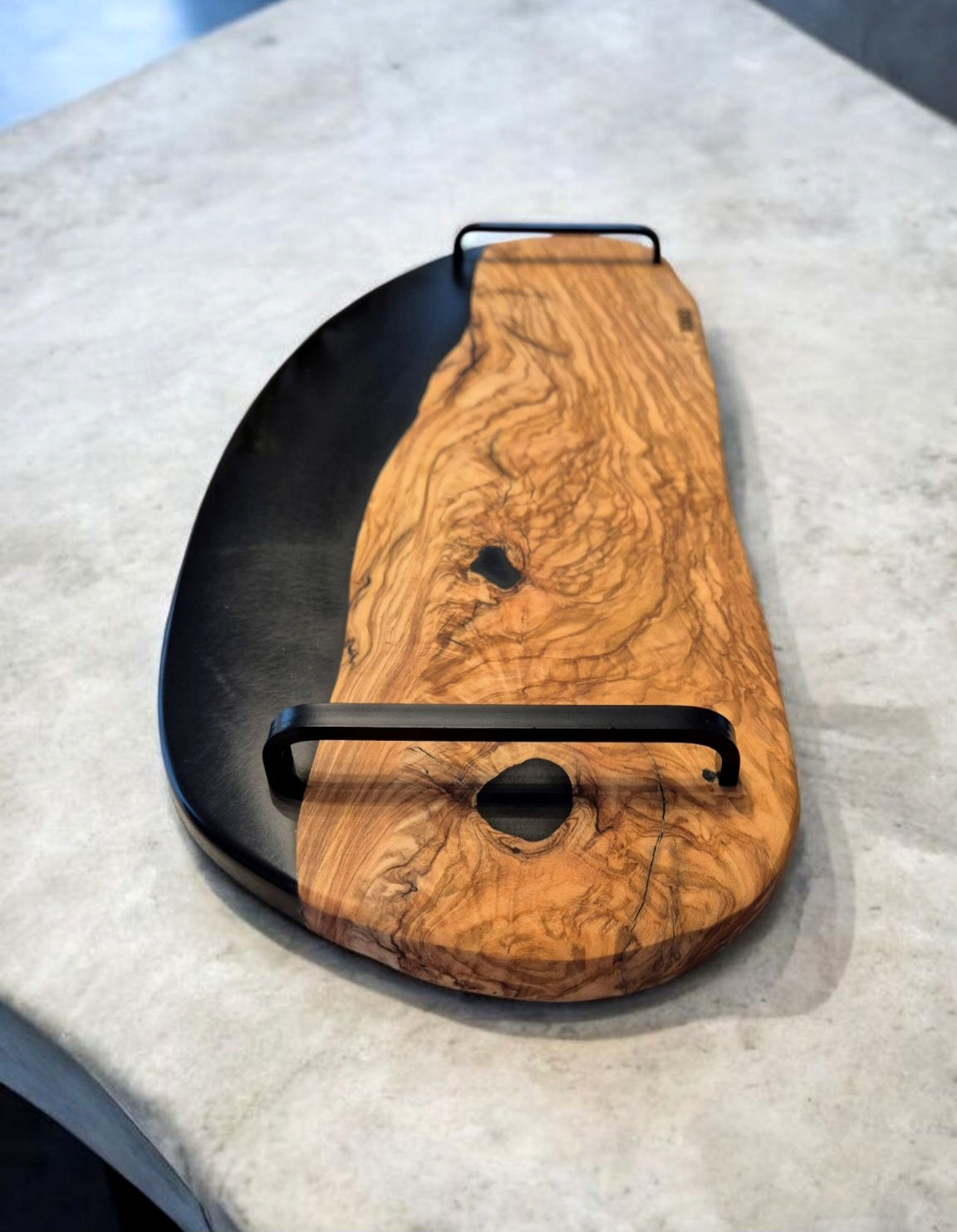 Plateau en bois d’olivier et résine époxy noire.