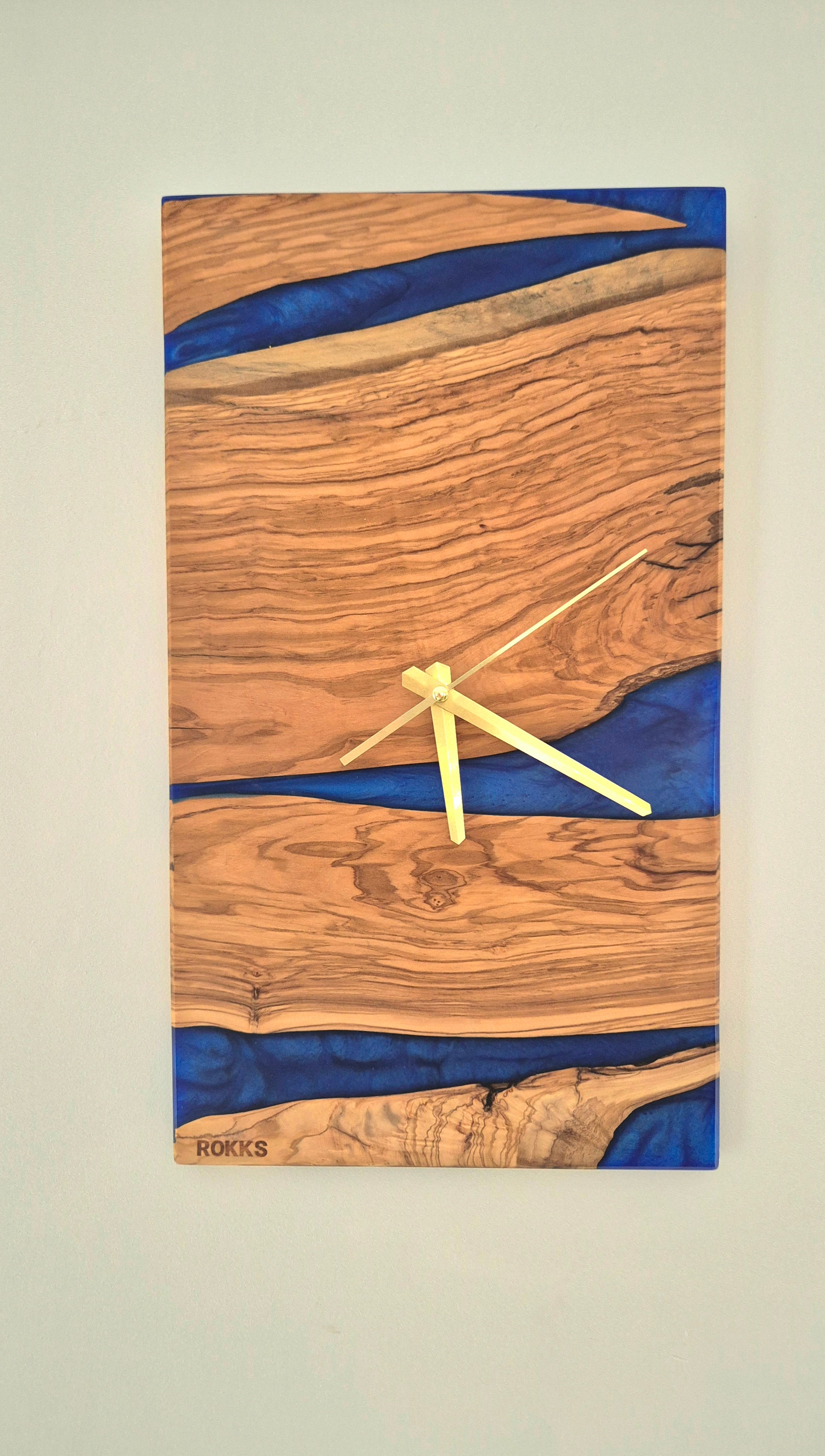 Horloge bois d'olivier et resine epoxy bleu