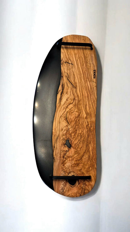 Plateau en bois d’olivier et résine époxy noire.