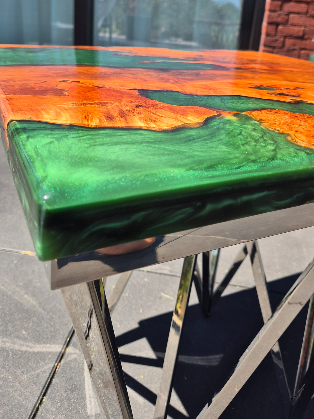 Table d'appoint en loupe d'aulne & résine époxy verte