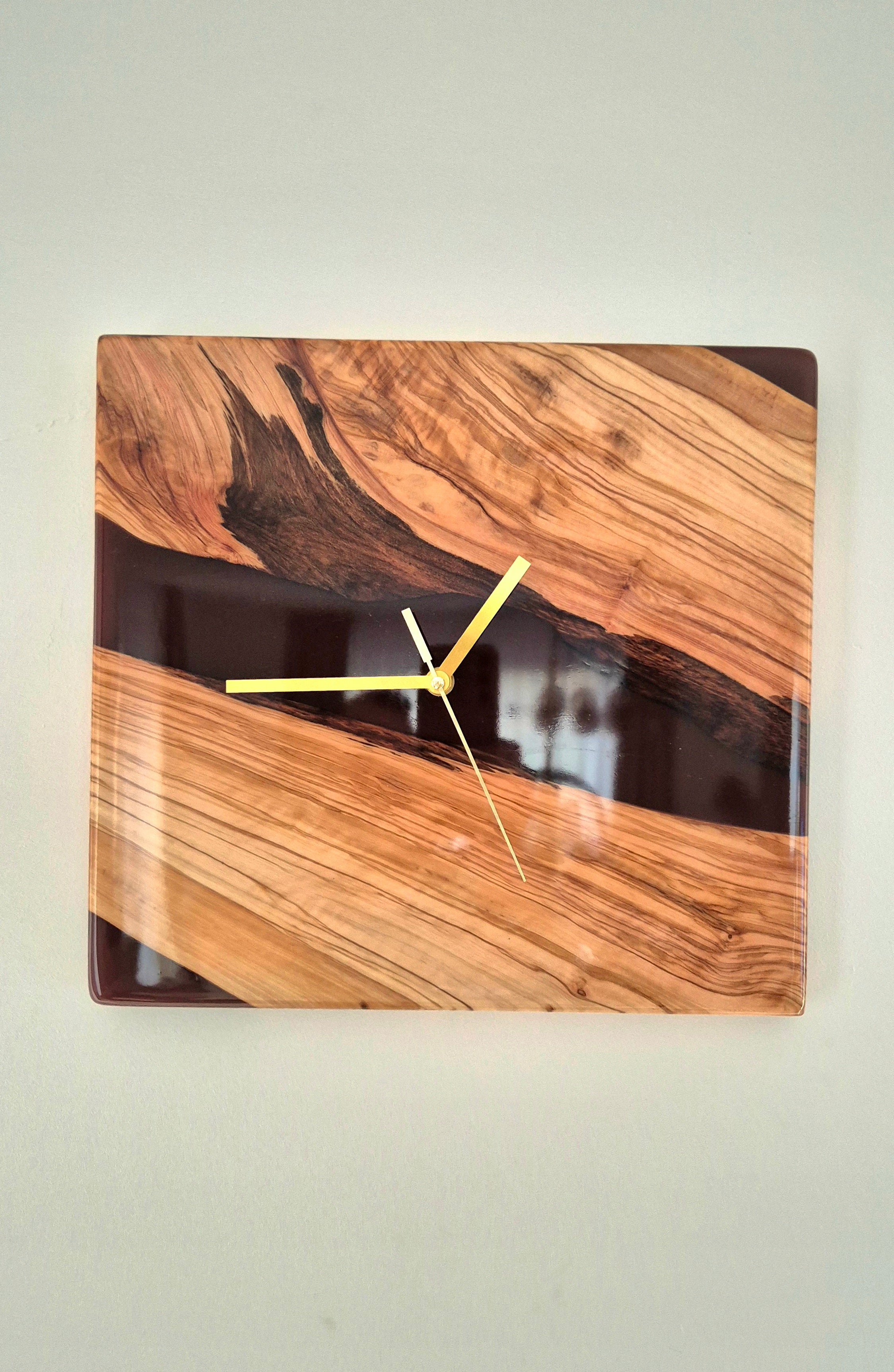Horloge bois d’olivier et résine époxy brune
