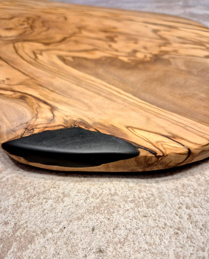 Planche à découper en bois d’olivier et epoxy